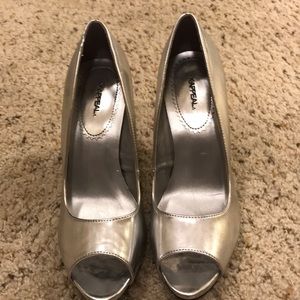 Silver pumps